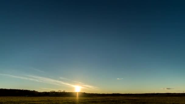 Zonsondergang over veld met schuur — Stockvideo