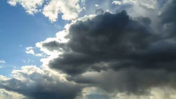Luz do sol rompe através das nuvens — Vídeo de Stock