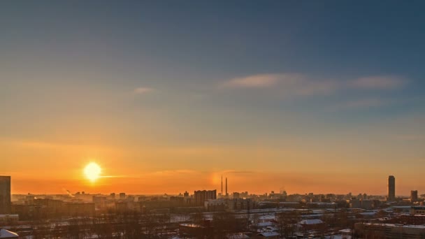 De día a noche. La ciudad se despierta — Vídeos de Stock