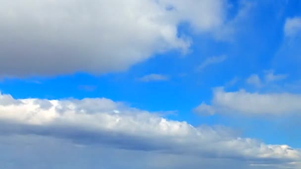 Nuvens de neve dividem céu — Vídeo de Stock