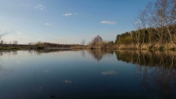 Coucher de soleil sur la rivière, nuages dans l'eau 