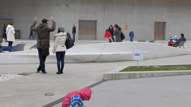 Children draw in front of MAXXI. Rome — Stock Video