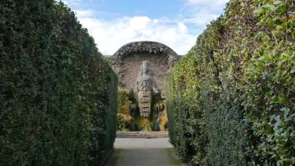 Femme avec beaucoup de seins. Villa d'Este — Video