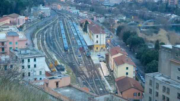 Vertrek van de trein in Rome van Tivoli — Stockvideo