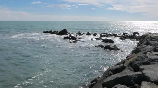 Surfe em rochas. Ostia, Itália — Vídeo de Stock