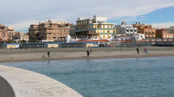 Casas en la costa. Ostia, Roma, Italia — Vídeo de stock