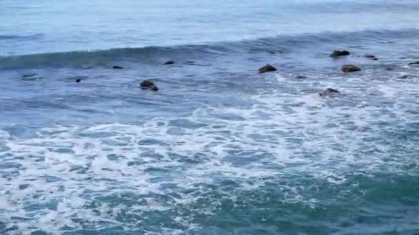Des vagues sur des rochers. Ostie, Rome 