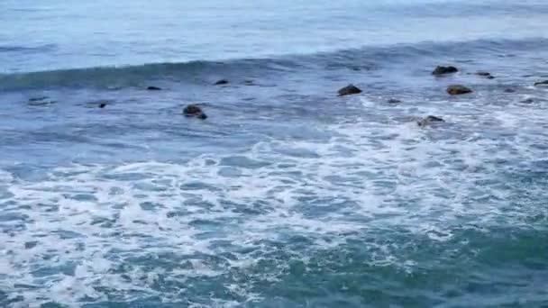 Olas en las rocas. Ostia, Roma — Vídeo de stock