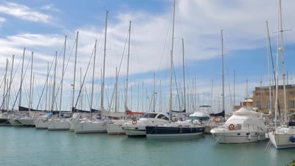 Jachty v přístavu Ostia, Itálie — Stock video