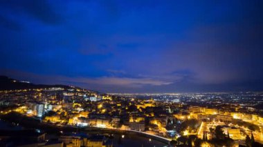 Şafakta şehir ışıkları. Tivoli, İtalya