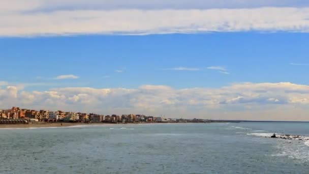 Wolken over de kust. Ostia, Rome — Stockvideo