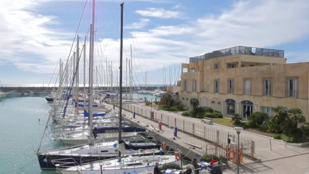 Yachter i havnebyen Ostia i Italia – stockvideo