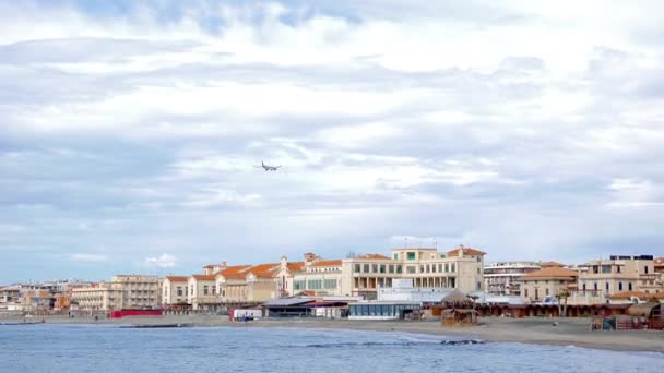 Vliegtuig over kust. Ostia, Rome — Stockvideo