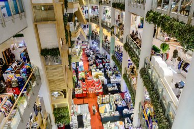 Bangkok 'taki Merkez Rama 3' teki alışveriş merkezinin içine bak. Yerel ziyaretçiler ve turistler bu yerdeki alışveriş ve etkinliklerinin tadını çıkarıyorlar. Bangkok, Tayland. - 9 Ekim 2025.