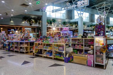 Bangkok 'taki Merkez Rama 3' teki alışveriş merkezinin içine bak. Yerel ziyaretçiler ve turistler bu yerdeki alışveriş ve etkinliklerinin tadını çıkarıyorlar. Bangkok, Tayland. - 9 Ekim 2025.