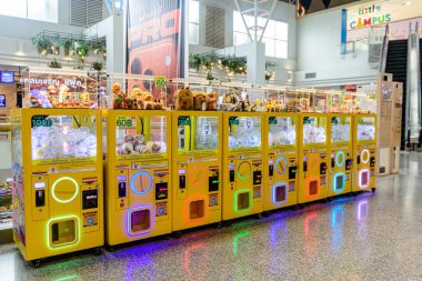 Bangkok 'taki Merkez Rama 3' teki alışveriş merkezinin içine bak. Yerel ziyaretçiler ve turistler bu yerdeki alışveriş ve etkinliklerinin tadını çıkarıyorlar. Bangkok, Tayland. - 9 Ekim 2025.