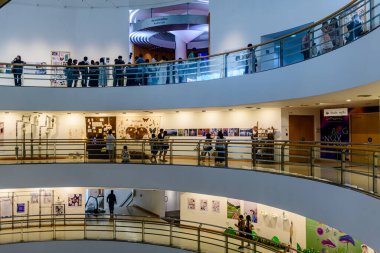 Mevcut etkinliğin BACC veya Bangkok Sanat ve Kültür Merkezi 'nde sergisi, yerel ziyaretçiler ve turistler her gün buraya ziyarete geliyor. Bangkok, Tayland - 9 Ekim 2025.