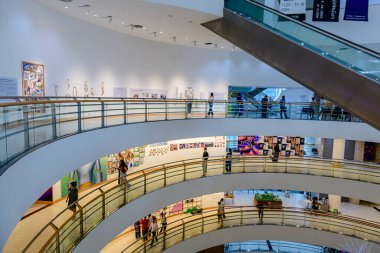 Mevcut etkinliğin BACC veya Bangkok Sanat ve Kültür Merkezi 'nde sergisi, yerel ziyaretçiler ve turistler her gün buraya ziyarete geliyor. Bangkok, Tayland - 9 Ekim 2025.