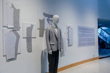 Mevcut etkinliğin BACC veya Bangkok Sanat ve Kültür Merkezi 'nde sergisi, yerel ziyaretçiler ve turistler her gün buraya ziyarete geliyor. Bangkok, Tayland - 9 Ekim 2025.