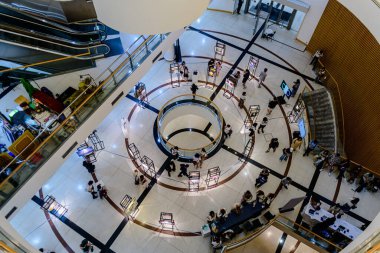 Mevcut etkinliğin BACC veya Bangkok Sanat ve Kültür Merkezi 'nde sergisi, yerel ziyaretçiler ve turistler her gün buraya ziyarete geliyor. Bangkok, Tayland - 9 Ekim 2025.