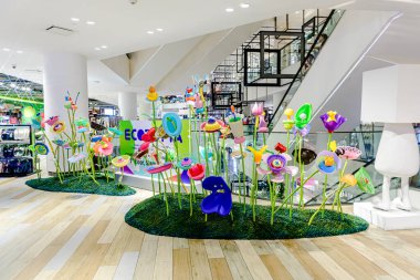 Yerel ziyaretçilerin ve turistlerin her gün buraya geldiği Siam Discovery 'deki alışveriş merkezinin içine bakın. Bangkok, Tayland - 9 Ekim 2025.