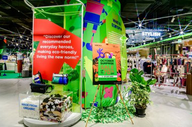 Yerel ziyaretçilerin ve turistlerin her gün buraya geldiği Siam Discovery 'deki alışveriş merkezinin içine bakın. Bangkok, Tayland - 9 Ekim 2025.