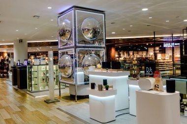 Yerel ziyaretçilerin ve turistlerin her gün buraya geldiği Siam Discovery 'deki alışveriş merkezinin içine bakın. Bangkok, Tayland - 9 Ekim 2025.