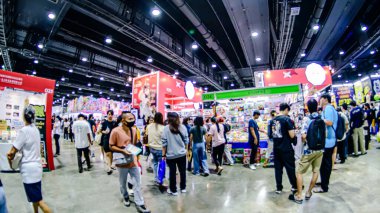 2025 yılında QSNCC 'de düzenlenen Kitap Fuarı' nda yerel halk ve ziyaretçiler alışveriş yapmaktan ve her türlü etkinliğe katılmaktan keyif alabilirler. Bangkok, Tayland. - 13 Ekim 2025.