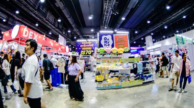 2025 yılında QSNCC 'de düzenlenen Kitap Fuarı' nda yerel halk ve ziyaretçiler alışveriş yapmaktan ve her türlü etkinliğe katılmaktan keyif alabilirler. Bangkok, Tayland. - 13 Ekim 2025.