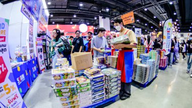 2025 yılında QSNCC 'de düzenlenen Kitap Fuarı' nda yerel halk ve ziyaretçiler alışveriş yapmaktan ve her türlü etkinliğe katılmaktan keyif alabilirler. Bangkok, Tayland. - 13 Ekim 2025.