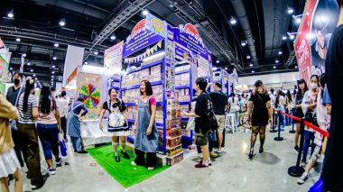 2025 yılında QSNCC 'de düzenlenen Kitap Fuarı' nda yerel halk ve ziyaretçiler alışveriş yapmaktan ve her türlü etkinliğe katılmaktan keyif alabilirler. Bangkok, Tayland. - 13 Ekim 2025.