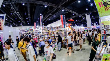 2025 yılında QSNCC 'de düzenlenen Kitap Fuarı' nda yerel halk ve ziyaretçiler alışveriş yapmaktan ve her türlü etkinliğe katılmaktan keyif alabilirler. Bangkok, Tayland. - 13 Ekim 2025.