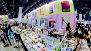 2025 yılında QSNCC 'de düzenlenen Kitap Fuarı' nda yerel halk ve ziyaretçiler alışveriş yapmaktan ve her türlü etkinliğe katılmaktan keyif alabilirler. Bangkok, Tayland. - 13 Ekim 2025.