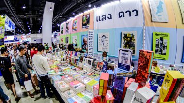 2025 yılında QSNCC 'de düzenlenen Kitap Fuarı' nda yerel halk ve ziyaretçiler alışveriş yapmaktan ve her türlü etkinliğe katılmaktan keyif alabilirler. Bangkok, Tayland. - 13 Ekim 2025.