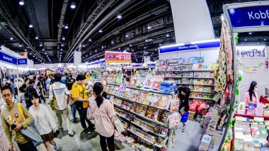 2025 yılında QSNCC 'de düzenlenen Kitap Fuarı' nda yerel halk ve ziyaretçiler alışveriş yapmaktan ve her türlü etkinliğe katılmaktan keyif alabilirler. Bangkok, Tayland. - 13 Ekim 2025.