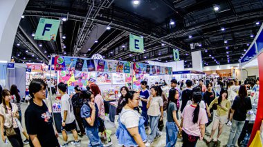2025 yılında QSNCC 'de düzenlenen Kitap Fuarı' nda yerel halk ve ziyaretçiler alışveriş yapmaktan ve her türlü etkinliğe katılmaktan keyif alabilirler. Bangkok, Tayland. - 13 Ekim 2025.