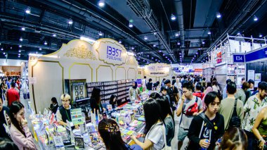 2025 yılında QSNCC 'de düzenlenen Kitap Fuarı' nda yerel halk ve ziyaretçiler alışveriş yapmaktan ve her türlü etkinliğe katılmaktan keyif alabilirler. Bangkok, Tayland. - 13 Ekim 2025.