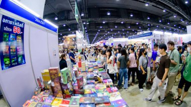 2025 yılında QSNCC 'de düzenlenen Kitap Fuarı' nda yerel halk ve ziyaretçiler alışveriş yapmaktan ve her türlü etkinliğe katılmaktan keyif alabilirler. Bangkok, Tayland. - 13 Ekim 2025.