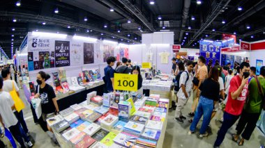 2025 yılında QSNCC 'de düzenlenen Kitap Fuarı' nda yerel halk ve ziyaretçiler alışveriş yapmaktan ve her türlü etkinliğe katılmaktan keyif alabilirler. Bangkok, Tayland. - 13 Ekim 2025.