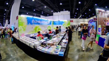 2025 yılında QSNCC 'de düzenlenen Kitap Fuarı' nda yerel halk ve ziyaretçiler alışveriş yapmaktan ve her türlü etkinliğe katılmaktan keyif alabilirler. Bangkok, Tayland. - 13 Ekim 2025.