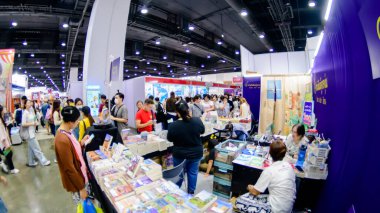 2025 yılında QSNCC 'de düzenlenen Kitap Fuarı' nda yerel halk ve ziyaretçiler alışveriş yapmaktan ve her türlü etkinliğe katılmaktan keyif alabilirler. Bangkok, Tayland. - 13 Ekim 2025.