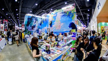 2025 yılında QSNCC 'de düzenlenen Kitap Fuarı' nda yerel halk ve ziyaretçiler alışveriş yapmaktan ve her türlü etkinliğe katılmaktan keyif alabilirler. Bangkok, Tayland. - 13 Ekim 2025.