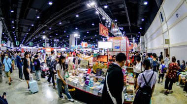 2025 yılında QSNCC 'de düzenlenen Kitap Fuarı' nda yerel halk ve ziyaretçiler alışveriş yapmaktan ve her türlü etkinliğe katılmaktan keyif alabilirler. Bangkok, Tayland. - 13 Ekim 2025.