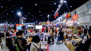 2025 yılında QSNCC 'de düzenlenen Kitap Fuarı' nda yerel halk ve ziyaretçiler alışveriş yapmaktan ve her türlü etkinliğe katılmaktan keyif alabilirler. Bangkok, Tayland. - 13 Ekim 2025.
