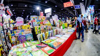 2025 yılında QSNCC 'de düzenlenen Kitap Fuarı' nda yerel halk ve ziyaretçiler alışveriş yapmaktan ve her türlü etkinliğe katılmaktan keyif alabilirler. Bangkok, Tayland. - 13 Ekim 2025.