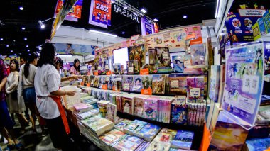 2025 yılında QSNCC 'de düzenlenen Kitap Fuarı' nda yerel halk ve ziyaretçiler alışveriş yapmaktan ve her türlü etkinliğe katılmaktan keyif alabilirler. Bangkok, Tayland. - 13 Ekim 2025.