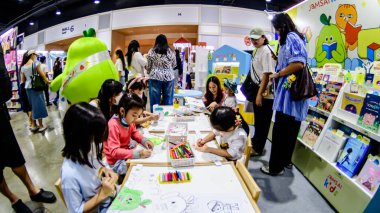 2025 yılında QSNCC 'de düzenlenen Kitap Fuarı' nda yerel halk ve ziyaretçiler alışveriş yapmaktan ve her türlü etkinliğe katılmaktan keyif alabilirler. Bangkok, Tayland. - 13 Ekim 2025.