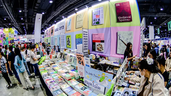 2025 yılında QSNCC 'de düzenlenen Kitap Fuarı' nda yerel halk ve ziyaretçiler alışveriş yapmaktan ve her türlü etkinliğe katılmaktan keyif alabilirler. Bangkok, Tayland. - 13 Ekim 2025.
