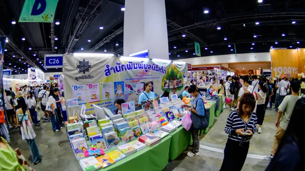 2025 yılında QSNCC 'de düzenlenen Kitap Fuarı' nda yerel halk ve ziyaretçiler alışveriş yapmaktan ve her türlü etkinliğe katılmaktan keyif alabilirler. Bangkok, Tayland. - 13 Ekim 2025.