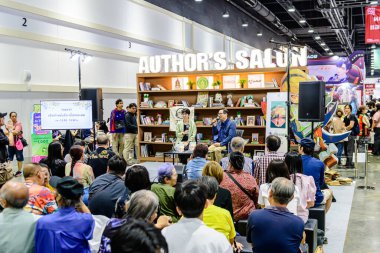 2025 yılında QSNCC 'de düzenlenen Kitap Fuarı' nda yerel halk ve ziyaretçiler alışveriş yapmaktan ve her türlü etkinliğe katılmaktan zevk alır. Bangkok, Tayland. - 13 Ekim 2025.